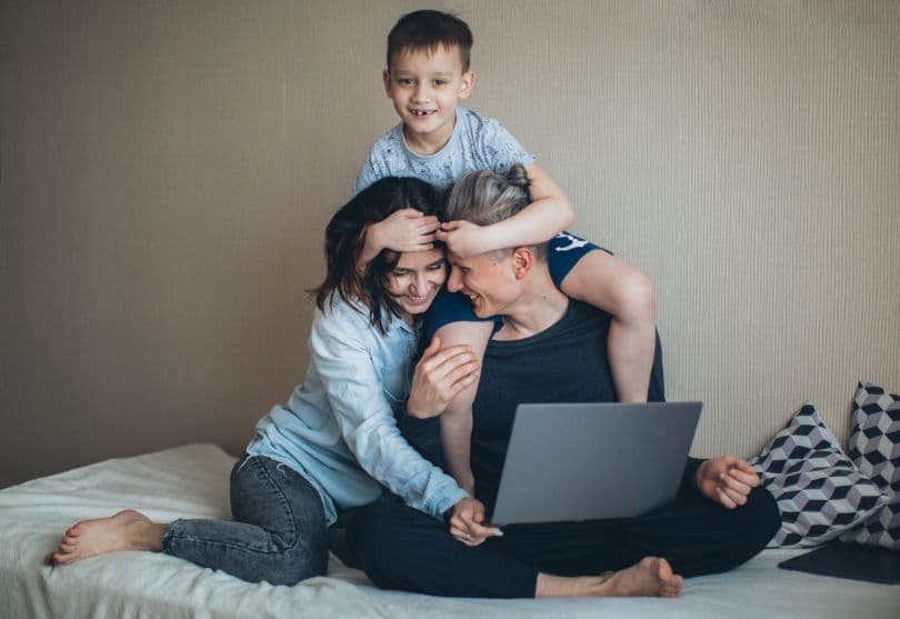 Poca igualdad en el trabajo hogareño, boom de divorcios y nacimientos, y el desafío de ser productivos laboralmente con los chicos en casa