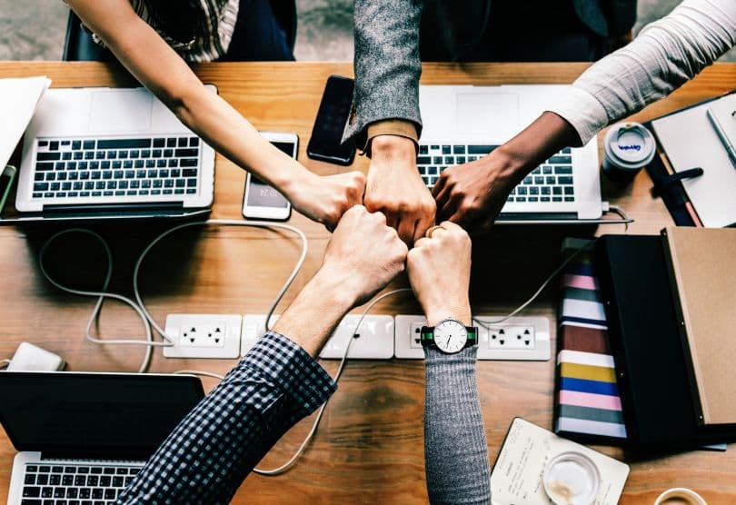 El 65% de las personas tiene amigos en el trabajo
